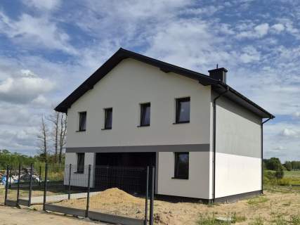 Połowa bliźniaka w pobliżu lasu i rzeki