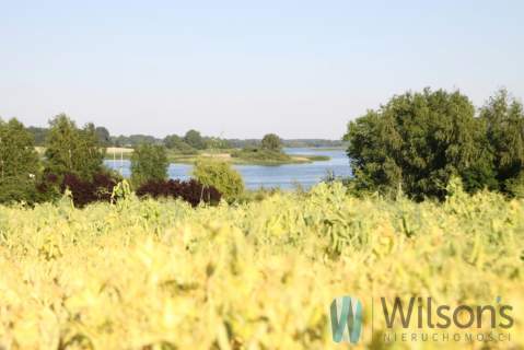 Działka nad jeziorem z linią brzegową