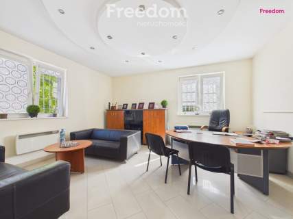 Na wynajem hala 700m2 z pomieszczeniami biurowymi