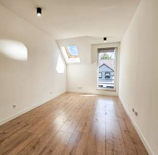 Nowoczesny dom z ogrodem i dużym tarasem do wyna
