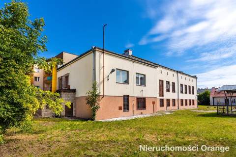 Duży budynek biurowy w centrum miejscowości