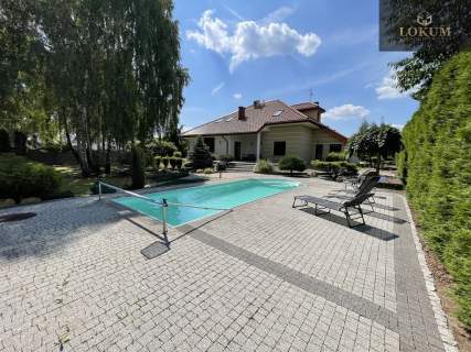 REZYDENCJA Z BASENEM W GRUSZEWNI 