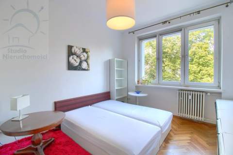 2 przestronne pokoje, balkon, I piętro