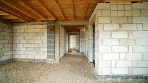 Dom w stanie surowym nad rzeką Pisa Piasutno Żelazne