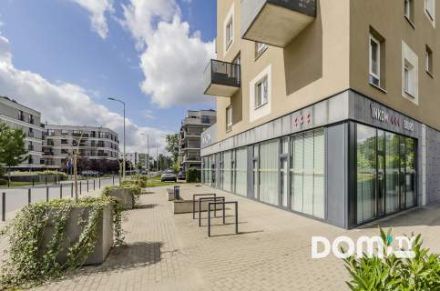 Designerski, trzystronny, przeszklenia, parking