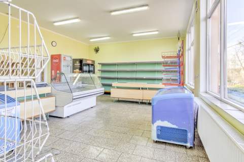 Budynek komercyjny 100,60 m z dużymi witrynami