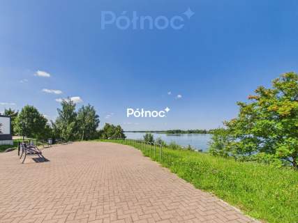 Zabytkowa kamienica w Rajgrodzie nieopodal jeziora