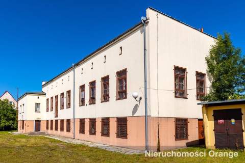 Duży budynek biurowy w centrum miejscowości