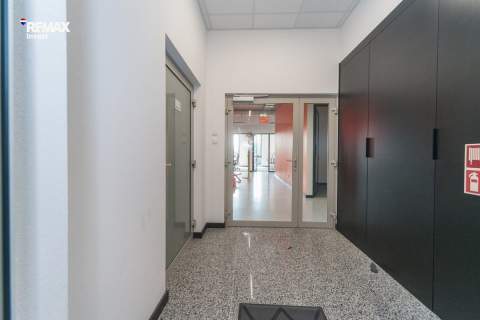 Nowoczesna siedziba firmy 360 m i parking