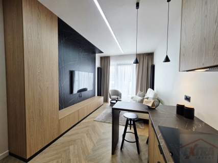 Apartament z balkonem z widokiem na rzekę.