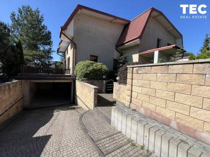 Dom wolnostojący 240 m 5 sypialni garaż na 3 samochody