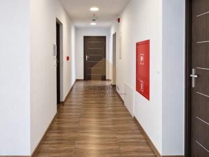 OBIEKT BIUROWO-HOTELOWY Z MIESZKANIEM 6 GARAŻY