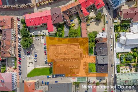 Duży budynek w centrum miasta, w pobliżu Rynku