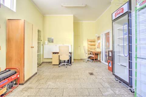 Budynek komercyjny 100,60 m z dużymi witrynami