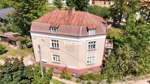 Zabytkowa kamienica w Rajgrodzie nieopodal jeziora