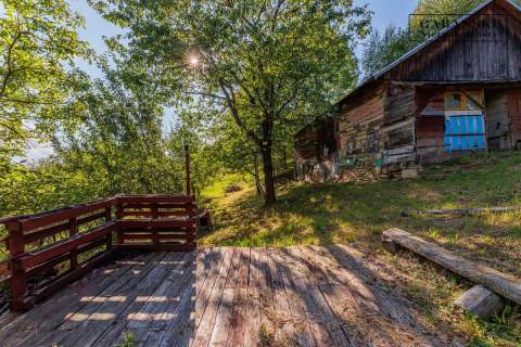 DREWNIANY DOM PO GRUNTOWNYM REMONCIE NA 1,35 HA -