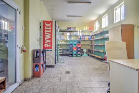Budynek komercyjny 100,60 m z dużymi witrynami