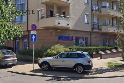 Lokal z parkingiem i witrynami parter