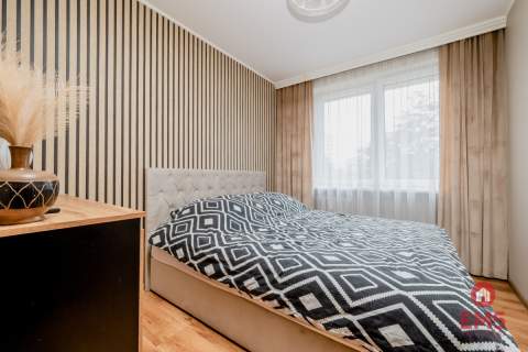 Trzy pokoje, duży balkon, do wejścia.