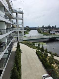 Apartament z balkonem z widokiem na rzekę.