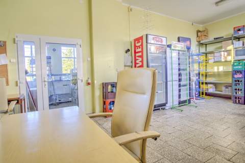 Budynek komercyjny 100,60 m z dużymi witrynami