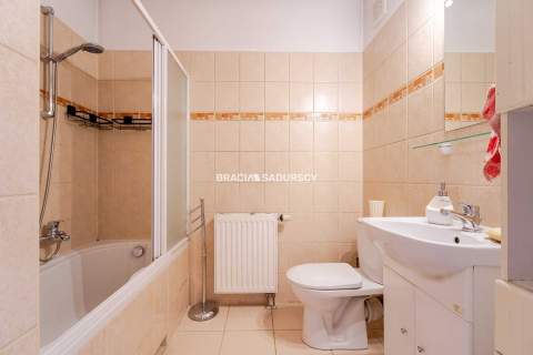 Dwupoziomowe mieszkanie z tarasem i balkonem.