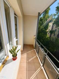 2 pokoje, 2 piętro, duży balkon, widok na skwer