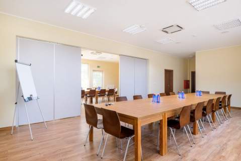Funkcjonujący hotel z salami konferencyjnymi