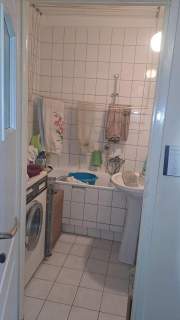 Klasyczny układ z jasną kuchnią i osobnym WC
