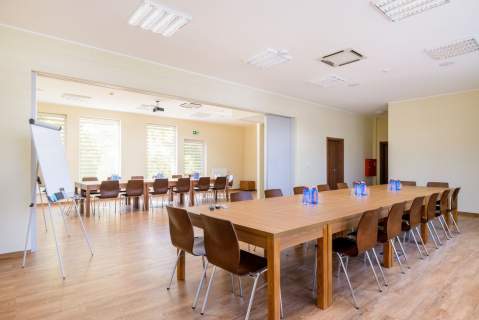 Funkcjonujący hotel z salami konferencyjnymi