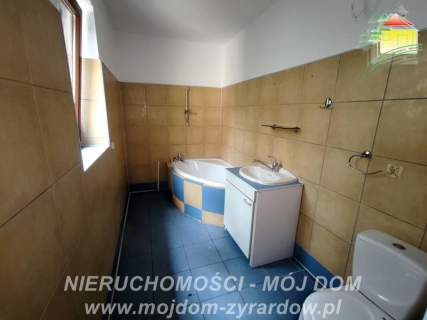 Piętrowy dom w zabudowie bliźniaczej, blisko PKP.