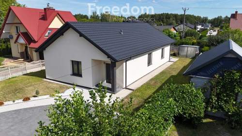 Nowoczesny dom parterowy z klimatycznym tarasem