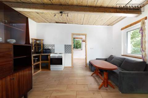 DREWNIANY DOM PO GRUNTOWNYM REMONCIE NA 1,35 HA -