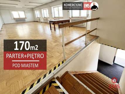 Budynek tuż pod miastem