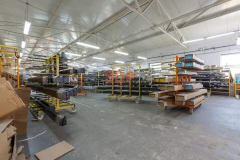 Obiekt - hale prod-magaz. Działka 7060 m2, hale 1366 m2, gm....