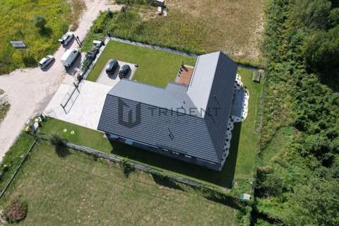 Nowoczesny dom z częścią firmową - 303 m 