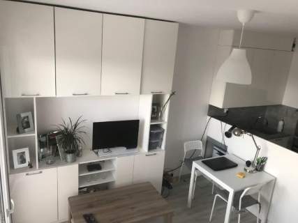 Kompaktowa kawalerka z klimatem i dużym balkonem