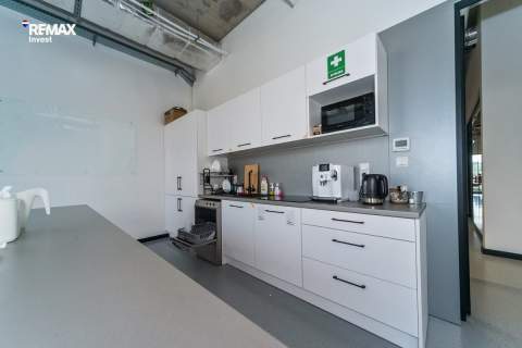 Nowoczesna siedziba firmy 360 m i parking