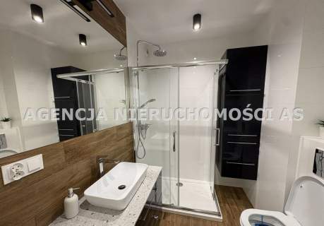 DO ZAMIESZKANIA Z MIEJSCEM POSTOJOWYM I BALKONEM