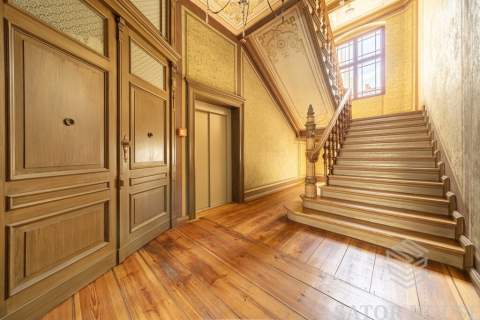 Apartament w odrestaurowanej kamienicy obok Rynku