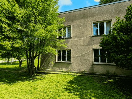 dom nad jeziorem Lidzbarskim obok amfiteatru