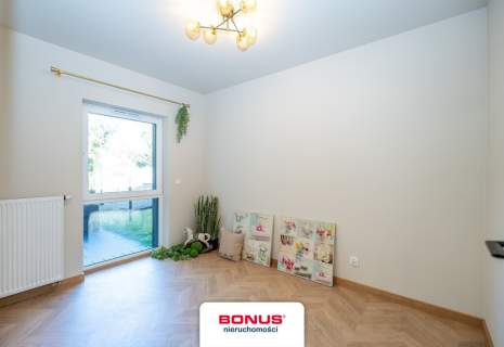 2 pokojowy apartament ogródkiem i parkingiem.