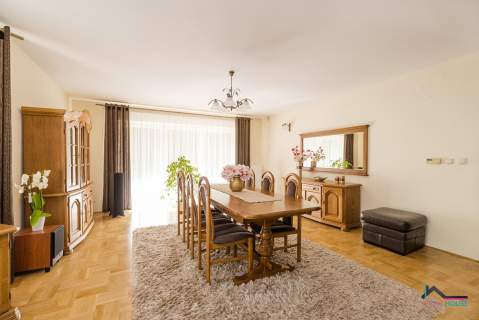 WYJĄTKOWO ZADBANY DOM Z GARAŻEM I CUDNYM OGRODEM