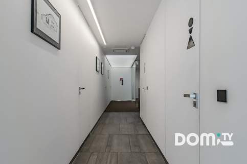 Designerski, trzystronny, przeszklenia, parking