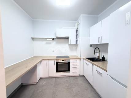 2 POK, osobna kuchnia, balkon, winda, garaż, park.