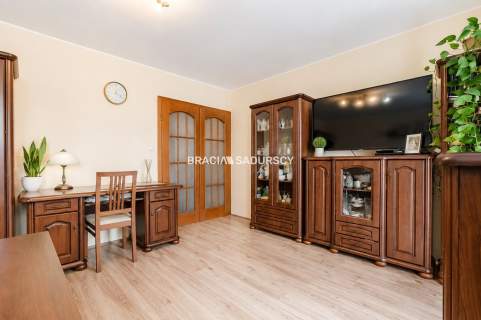 2 pokoje, osobna kuchnia, m. postojowe, komórka