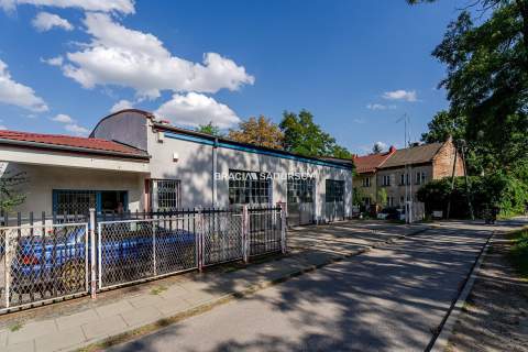 Warsztat samochodowy przy ulicy Wielickiej