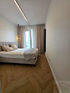 Apartament z balkonem z widokiem na rzekę.