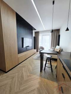 Apartament z balkonem z widokiem na rzekę.