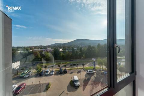 Nowoczesna siedziba firmy 360 m i parking